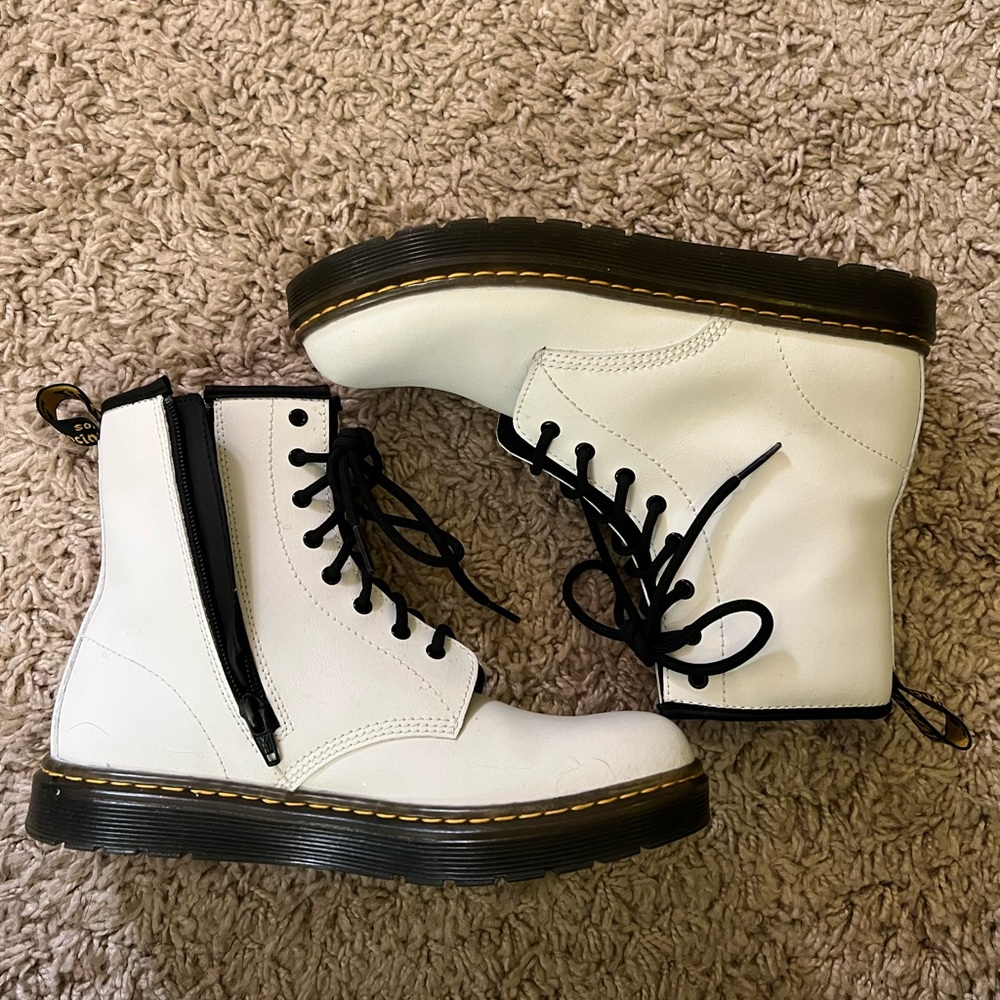 Dr. Martens white zip up size 6M/7F